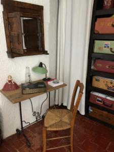 einen Schreibtisch mit einer Lampe und einem Stuhl in einem Zimmer in der Unterkunft Mon Abri in Garéoult