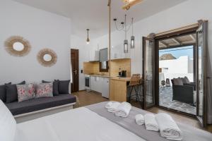 Cet appartement comprend une chambre avec un lit, une cuisine et un salon. dans l'établissement Melina's Cozy Apartment, à Triovasálos
