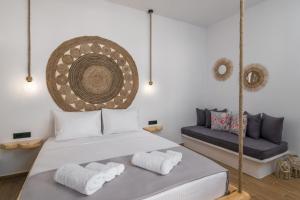 - une chambre avec une balancelle et un canapé dans l'établissement Melina's Cozy Apartment, à Triovasálos