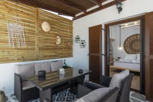 a room with a table and chairs and a bed at Melina's Cozy Apartment in Triovasálos