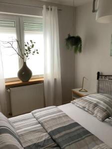 Ένα ή περισσότερα κρεβάτια σε δωμάτιο στο Helle freundliche Wohnung + Garten zum Wohlfühlen