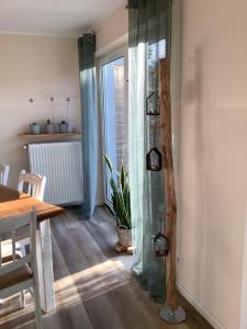 a dining room with a table and a window at Helle freundliche Wohnung + Garten zum Wohlfühlen in Vreden