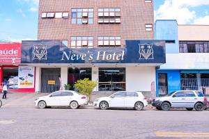 tres coches estacionados frente a un hotel en Oft Neve's hotel, en Goiânia