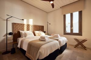 Tempat tidur dalam kamar di Costa Mare Milos - Delmar Collection