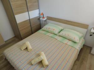 1 dormitorio pequeño con 1 cama con 2 almohadas en Studio Apartment Marinella, en Cres