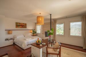 亞勒卡瓦克的住宿－4reasons hotel + bistro | 12+，一间卧室配有一张床、一张桌子和一张桌子。