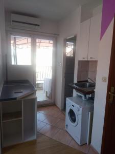 Kuchyň nebo kuchyňský kout v ubytování Apartments Tomisa