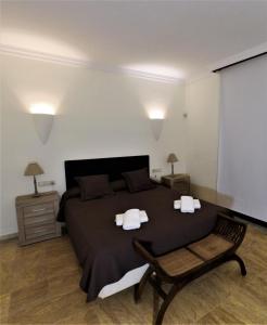 - une chambre avec un grand lit et une chaise dans l'établissement Villa Lidia, à Playa Blanca