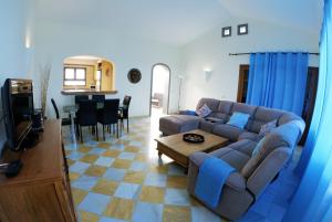 - un salon avec un canapé et une table dans l'établissement Villa Lidia, à Playa Blanca