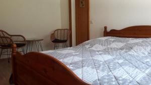 1 Schlafzimmer mit einem Bett, 2 Stühlen und einem Tisch in der Unterkunft Studio Le Plan Clou in Arbaz