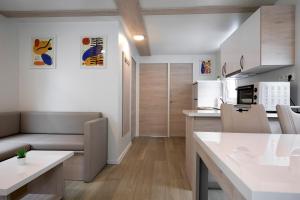 uma sala de estar com uma cozinha com um balcão e uma cozinha em Categorical Floating House em Portorož