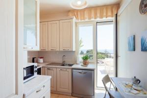 Kuchyňa alebo kuchynka v ubytovaní Tre Ponti Panoramic Seaview Apartment