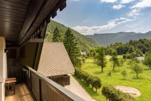 einen Balkon eines Hauses mit Bergblick in der Unterkunft Apartmaji Rupnik in Bohinjska Bistrica