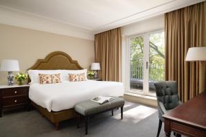 Ένα ή περισσότερα κρεβάτια σε δωμάτιο στο Carton House A Fairmont Managed hotel
