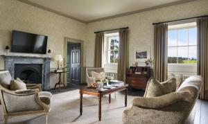 Μια τηλεόραση ή/και κέντρο ψυχαγωγίας στο Carton House A Fairmont Managed hotel