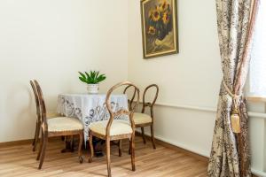 Un comedor con mesa y sillas en Old Town Cat Apartment, en Klaipėda