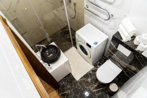 Un baño con ducha, inodoro y lavabo. en Old Town Cat Apartment, en Klaipėda 9 fotos más