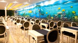 ein Esszimmer mit Tischen und einem großen Aquarium in der Unterkunft Livaneli Boutique Otel in Alanya