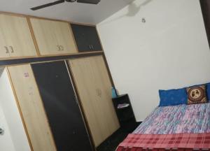 Postel nebo postele na pokoji v ubytování Akshay Sweet Home Stay