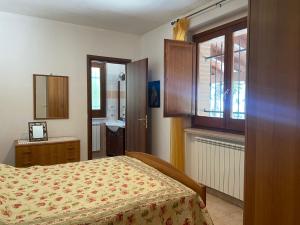 a bedroom with a bed and a sink and a window at Agriturismo Colle Dei Venti in Arsita