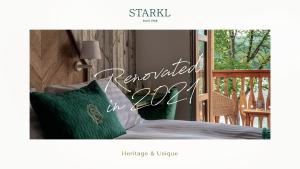 un cartello per una camera da letto con cuscino verde di Hotel Starkl - Heritage & Unique a Bled