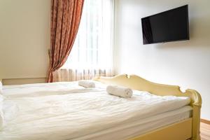 1 dormitorio con 1 cama con 2 toallas en Old Town Cat Apartment en Klaipėda