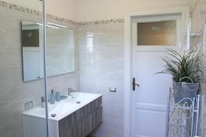 Koupelna v ubytování Elegant Sweet Apt Cernobbio Centro + 27 fotografií