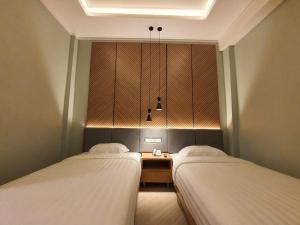 Postel nebo postele na pokoji v ubytování Muara Hotel Bukittinggi