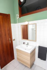 a bathroom with a sink and a mirror at La casa del barbiere in Loreto