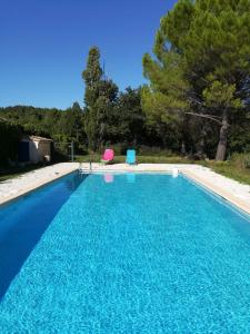 Bazén v ubytovaní La Croix du Sud - Ocres en Provence alebo v jeho blízkosti