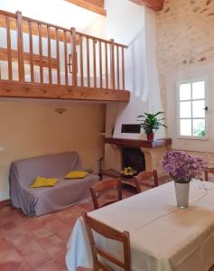a living room with a bed and a table at La Croix du Sud - Ocres en Provence in Apt