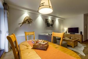 - un salon avec une table et un canapé dans l'établissement Apartament Montagne, à Zakopane