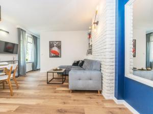 uma sala de estar com um sofá e uma mesa em Glow Apartments, Apartament Długa 69 em Gdansk