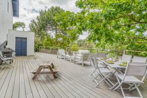 a deck with chairs and a table and a grill at Villa Le Deck - Grande maison familliale proche plage in Arcachon