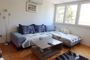 sala de estar con sofá y mesa de centro en Apartment Mia en Split