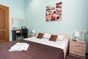 バルナウルにあるГостиница Бизнес Туристのベッドルーム1室(ベッド1台、鏡付きデスク付)
