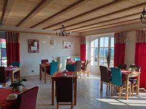 Posezení v ubytování Logis Hôtel Restaurant & Spa les Remparts