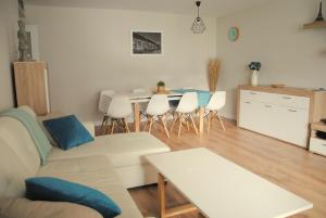 uma sala de estar com um sofá e uma mesa em Apartamento Dulcinea em Alcalá de Henares
