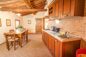 Köök või kööginurk majutusasutuses Borgo La Grancia