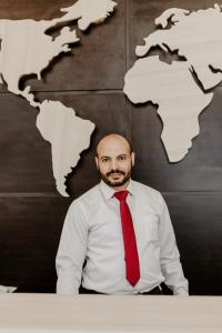 een man gekleed in een overhemd en een rode stropdas bij Villa 55 in Zes oktober (stad) +163 foto's