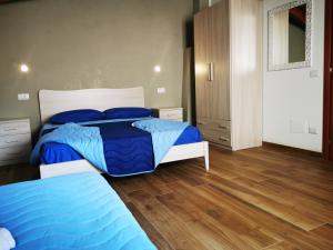 1 Schlafzimmer mit 2 Betten und Holzboden in der Unterkunft Agriturismo B&B Il Girasole in Roccadaspide