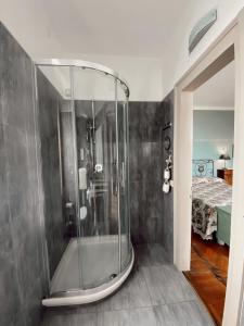 doccia in vetro in bagno con letto di Villa Schindler a Manerba del Garda