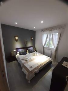 een slaapkamer met een groot bed en een raam bij Chambres Privées " Les Pins " in Béziers