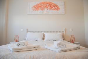 a bedroom with a bed with towels on it at Apartamento Dulcinea in Alcalá de Henares