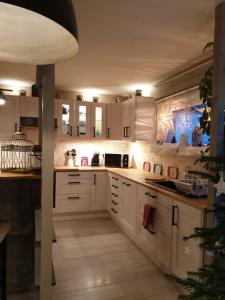 una cocina con armarios blancos y un árbol de Navidad en Gîte Alsace maison indépendante proche Strasbourg, en Mutzig