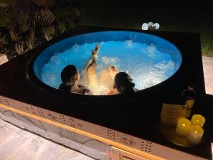 un grupo de personas en una bañera de hidromasaje con agua en The View House Rabka-Zdrój WELLNESS & SPA, en Rabka