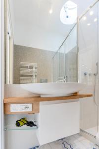 Azzurra, Capri في كابري: حمام مع حوض ودش