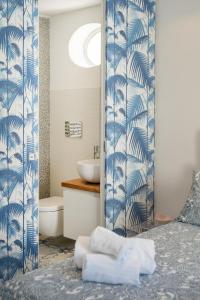 Azzurra, Capri في كابري: غرفة نوم بورق جدران أبيض وأزرق