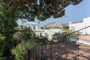 Azzurra, Capri في كابري: منظر للمنزل من الدرج