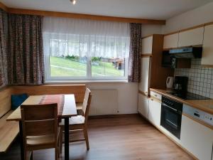 Kuchyň nebo kuchyňský kout v ubytování Appartements Rosmarie
